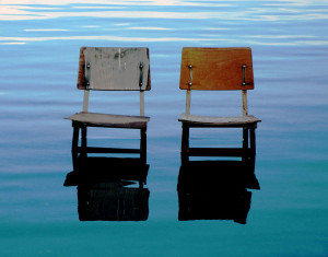 Riflesso di due sedie a Sali, Isola di Dugi Otok, Croazia.